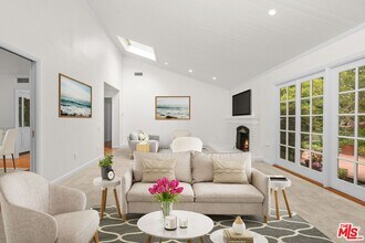 30604 Sicomoro Dr in Malibu, CA - Building Photo - Building Photo
