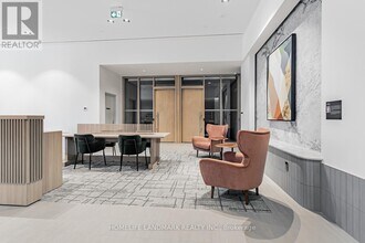 395 Square One Dr in Mississauga, ON - Building Photo - Building Photo