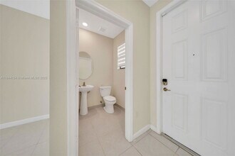 11108 W 33rd Way in Hialeah, FL - Building Photo - Building Photo