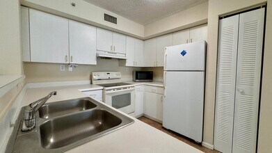 7808 Sonoma Springs Cir-Unit -105 in Greenacres, FL - Building Photo - Building Photo