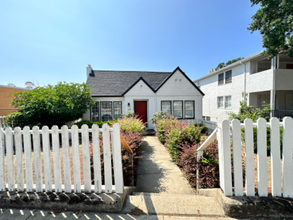 2327 Eureka Way in Redding, CA - Foto de edificio - Building Photo