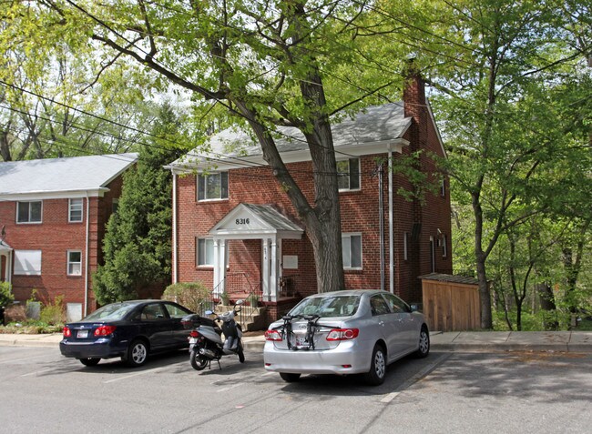 8316 Roanoke Ave in Takoma Park, MD - Foto de edificio - Building Photo