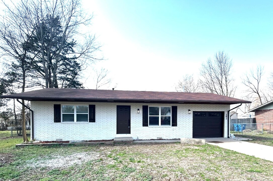 343 N Davis St in Pea Ridge, AR - Foto de edificio