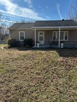 2092 Hilltop View Rd in Clarksville, TN - Building Photo