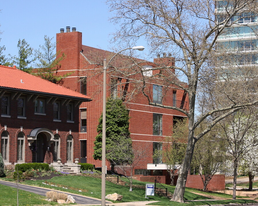 901 S Skinker Blvd in St. Louis, MO - Building Photo