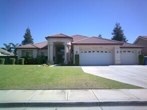 8501 Exodus Ln in Bakersfield, CA - Foto de edificio - Building Photo