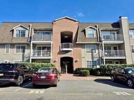 790 River Rd in Edgewater, NJ - Building Photo