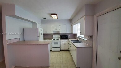 200 SE 3rd St, Unit 1 in Dania Beach, FL - Building Photo - Building Photo