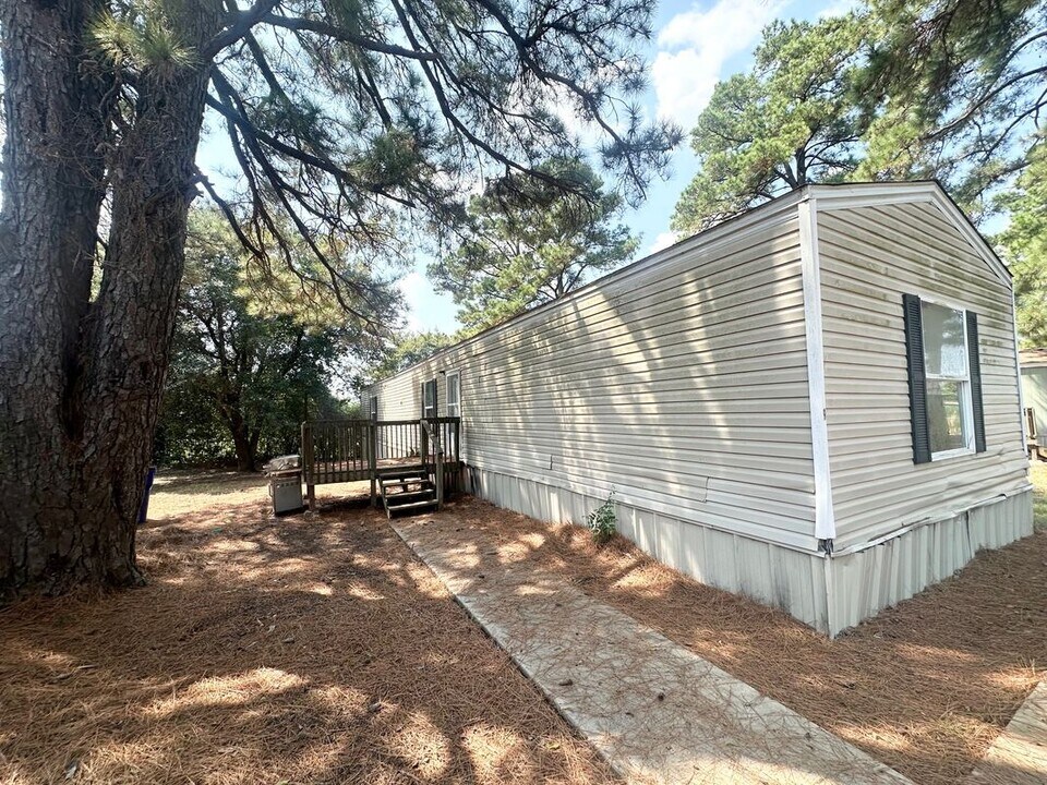 2001 W Loop 304 in Crockett, TX - Building Photo