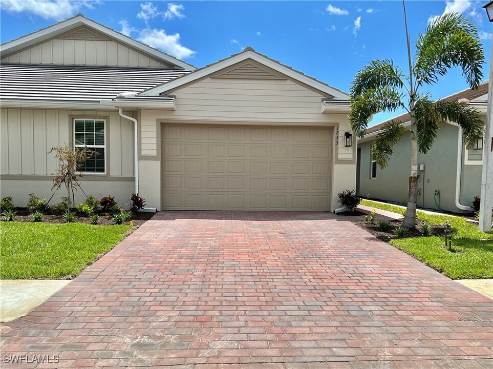 1233 Enbrook Lp in Naples, FL - Building Photo