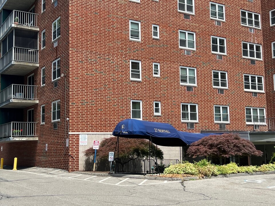 27 Northill St, Unit 6C in Stamford, CT - Building Photo