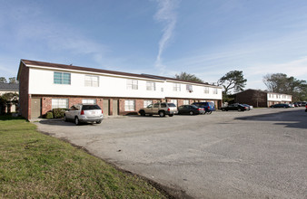 Cross Pointe Apartments in North Charleston, SC - Building Photo - Building Photo