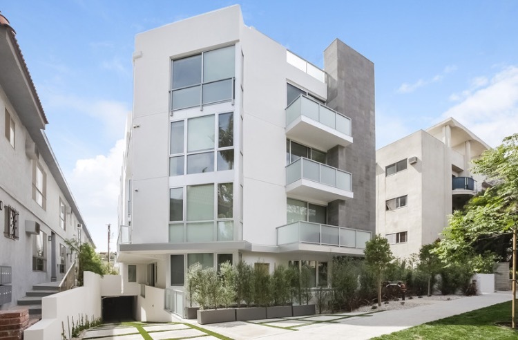 1125 N Kings Rd, Unit 104 in West Hollywood, CA - Building Photo