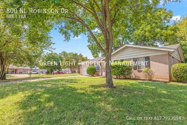 800 N L Robinson Dr in Arlington, TX - Building Photo - Building Photo