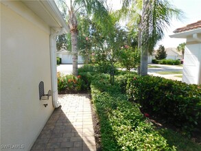 28751 Xenon Way in Bonita Springs, FL - Foto de edificio - Building Photo