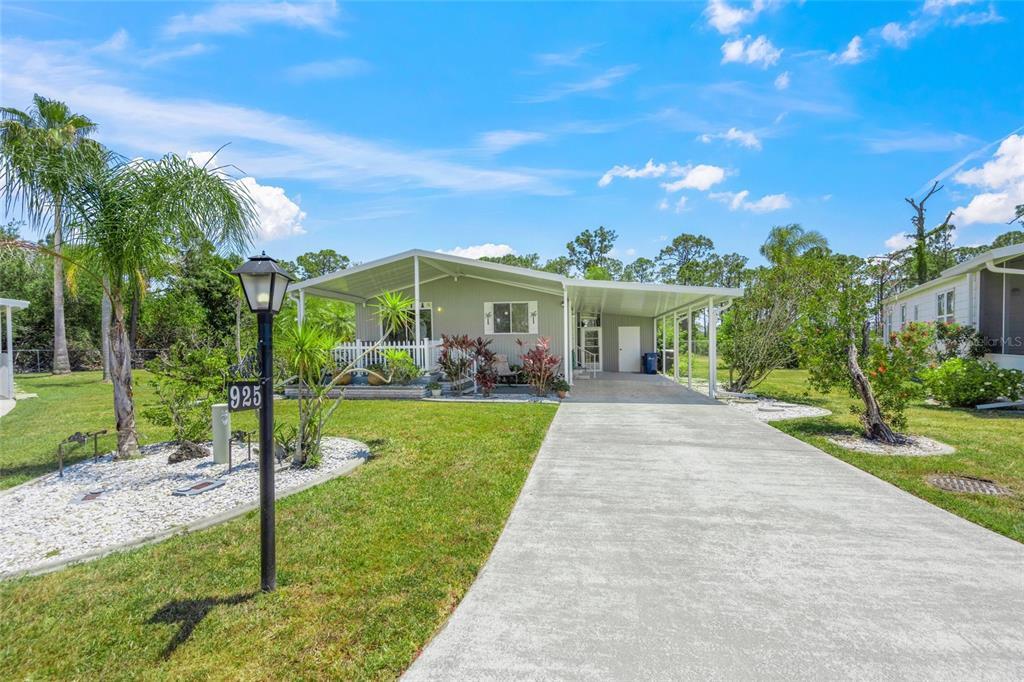 925 Iglesia Dr in North Port, FL - Building Photo