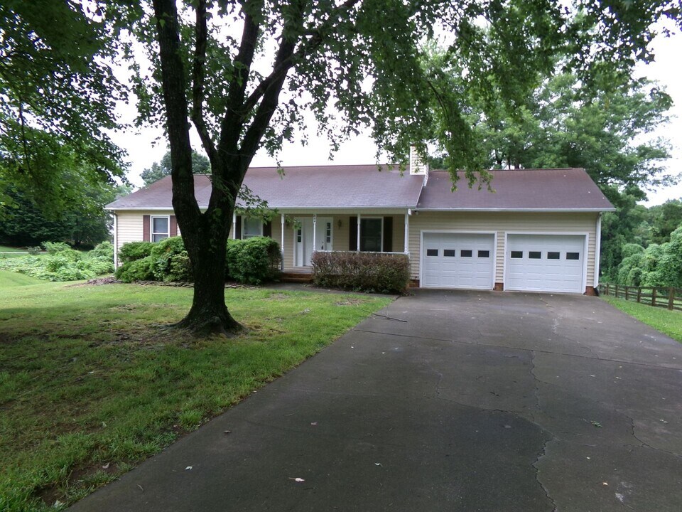 844 Leichester Square Ct in Kernersville, NC - Building Photo