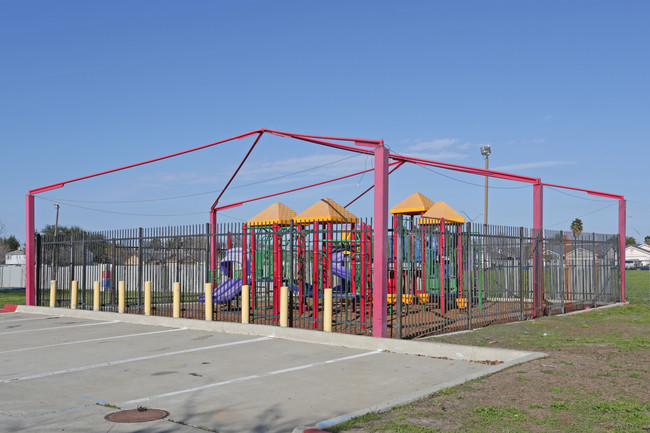 Maldonado Plaza in Firebaugh, CA - Foto de edificio - Building Photo