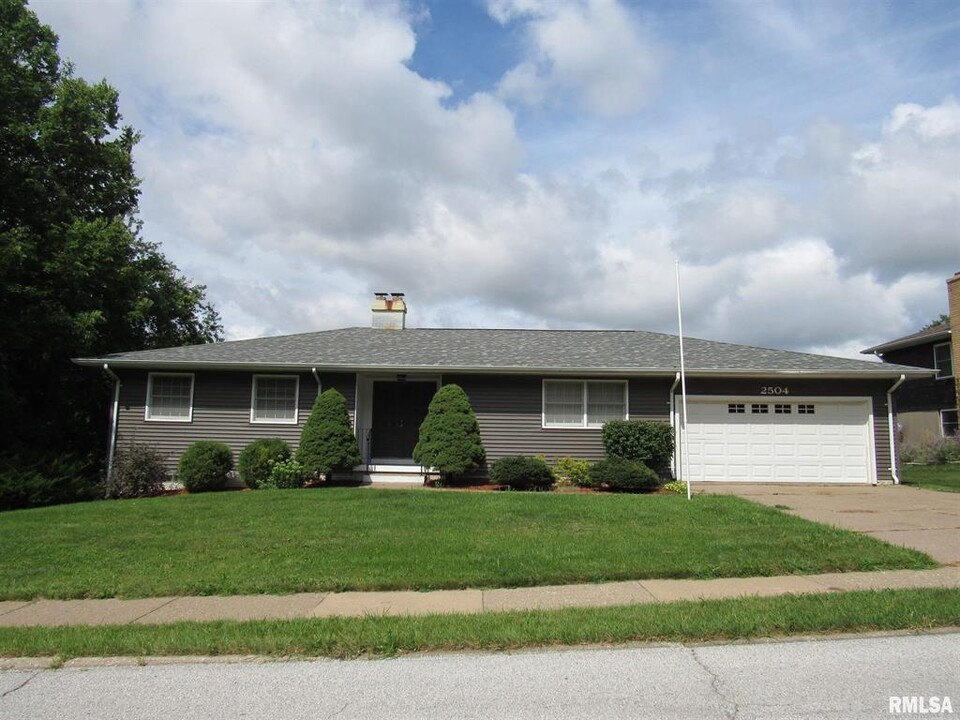 2504 Olympia Dr in Bettendorf, IA - Building Photo