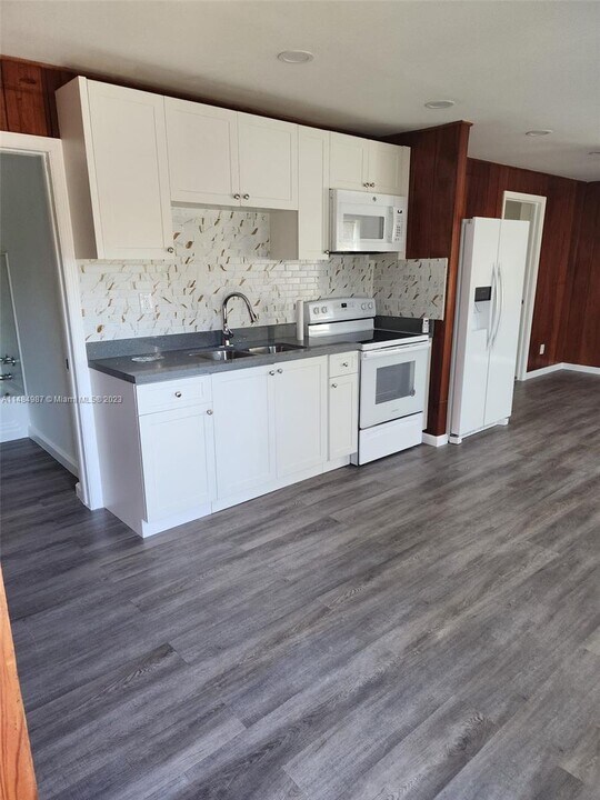 2655 SE Carroll St-Unit -6 in Stuart, FL - Building Photo