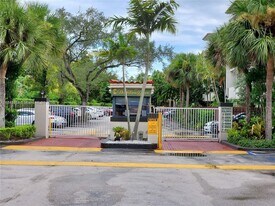 6886 N Kendall Dr in Pinecrest, FL - Building Photo