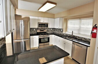 13 Halstead Pl in Princeton, NJ - Building Photo - Building Photo