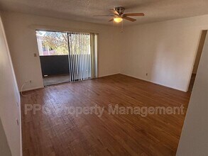 1730 W Emelita Ave in Mesa, AZ - Foto de edificio - Building Photo