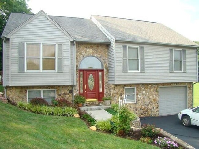 property at 115 Deer Trace Ln