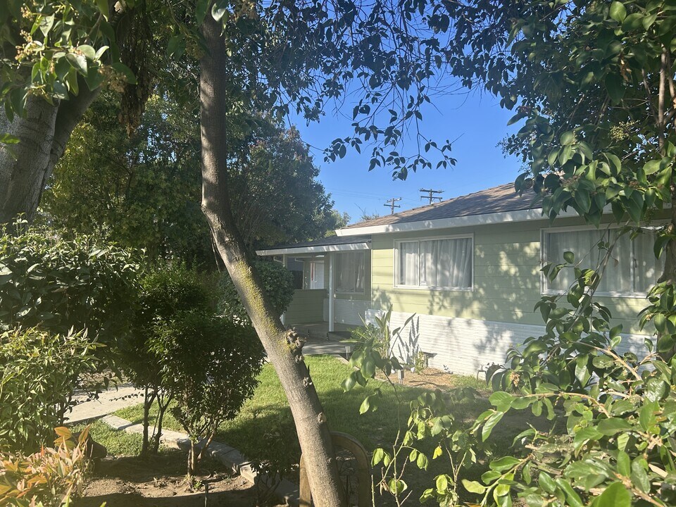 137 Las Flores Ave in Modesto, CA - Building Photo