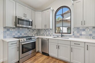 388 S Los Robles Ave in Pasadena, CA - Building Photo - Building Photo