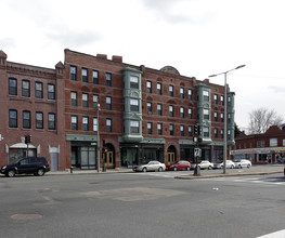 Qunicy Geneva in Boston, MA - Foto de edificio - Building Photo