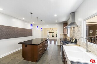 1148 S Tremaine Ave in Los Angeles, CA - Building Photo - Building Photo