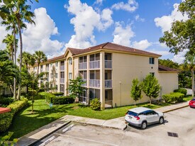 Pinehurst Club in Hollywood, FL - Building Photo