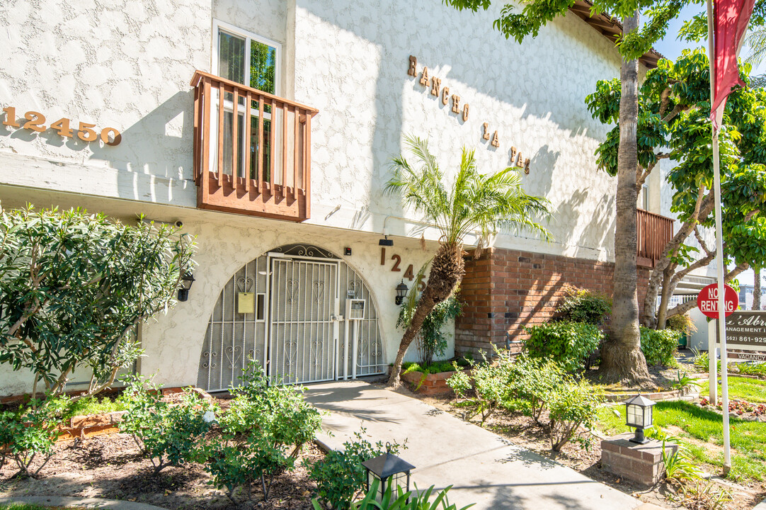 Rancho La Paz Apartments in Downey, CA - Building Photo