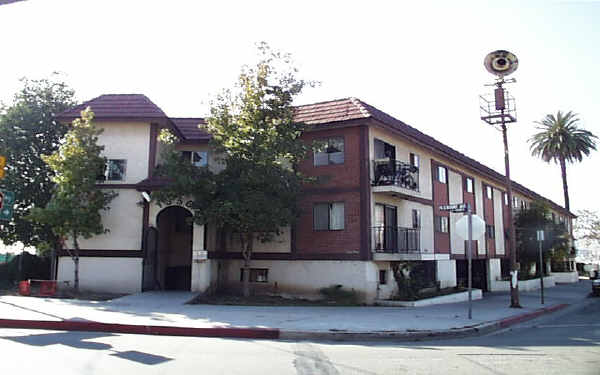 1350 Pleasant Ave in Los Angeles, CA - Foto de edificio - Building Photo