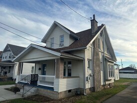 702 28th St in Vienna, WV - Building Photo