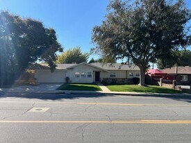 3119 Christmas Tree Ln in Bakersfield, CA - Building Photo