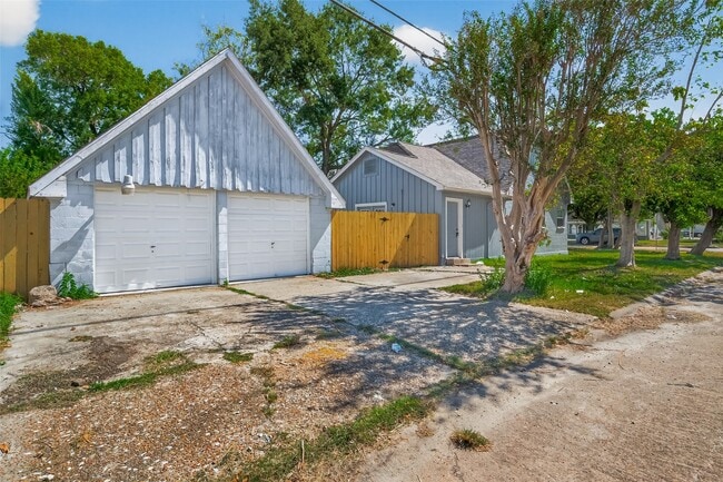 property at 501 Live Oak St