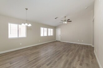 5256 Del Lago Dr in Las Vegas, NV - Building Photo - Building Photo