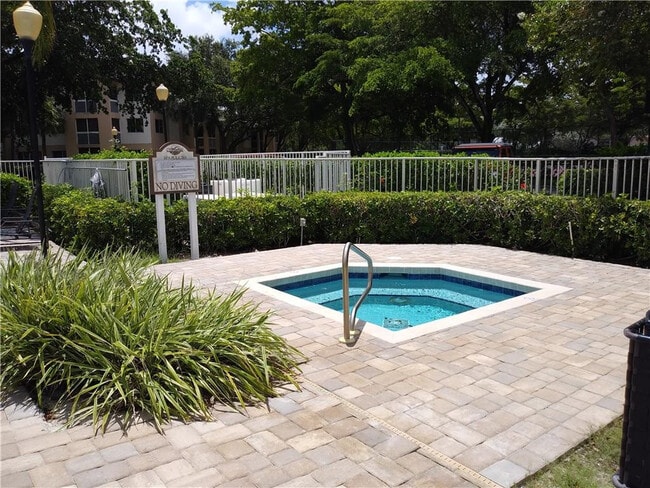 9799 Westview Dr in Coral Springs, FL - Building Photo - Building Photo