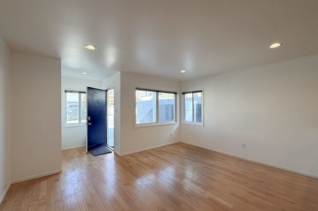 120 Bardsdale Ave in Oxnard, CA - Building Photo - Building Photo