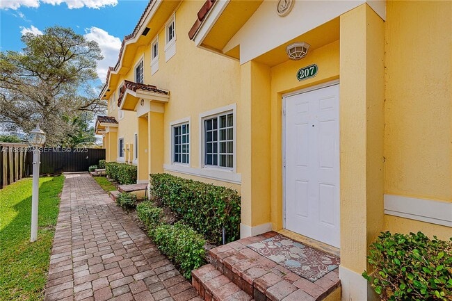 205 NE 4th Ct. in Hallandale Beach, FL - Building Photo - Building Photo