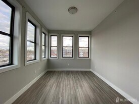 22 Center St, Unit 302 in Metuchen, NJ - Building Photo