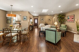 5816 Lemona Ave in Van Nuys, CA - Foto de edificio - Building Photo