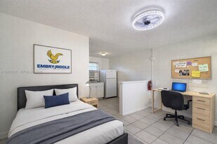 319 Country Club Oval in Daytona Beach, FL - Building Photo