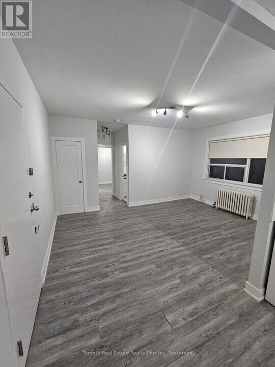 1566 Avenue Rd in Toronto, ON - Building Photo