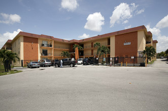 1871 W 62nd St in Hialeah, FL - Foto de edificio - Building Photo