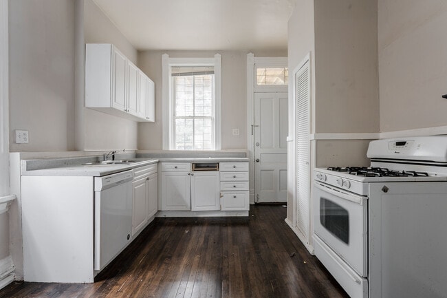 2031 W Moffat St, Unit 2