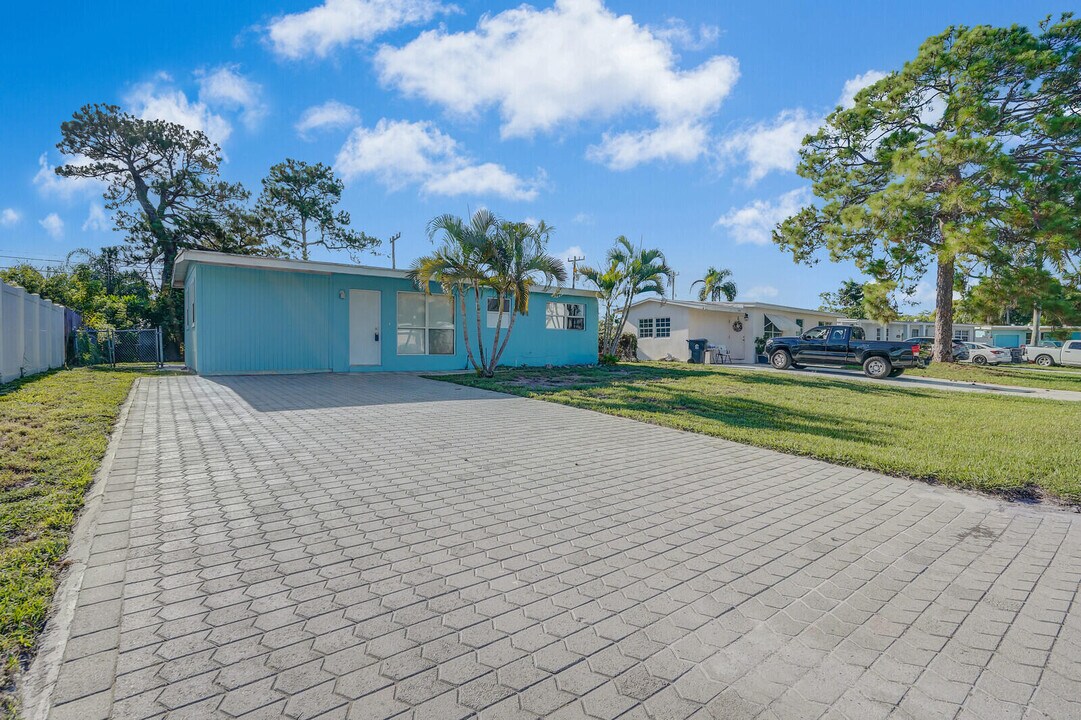 1828 Maypop Rd in West Palm Beach, FL - Building Photo