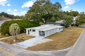 1001 Nell Way in Lady Lake, FL - Building Photo - Building Photo